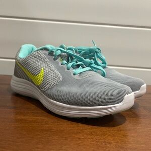 Lightly Used WMNS Nike Revolution size 7